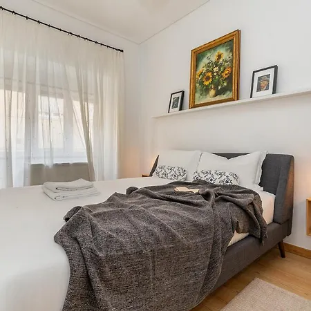Relaxed, Homely Flat In Penha De Franca Apartament